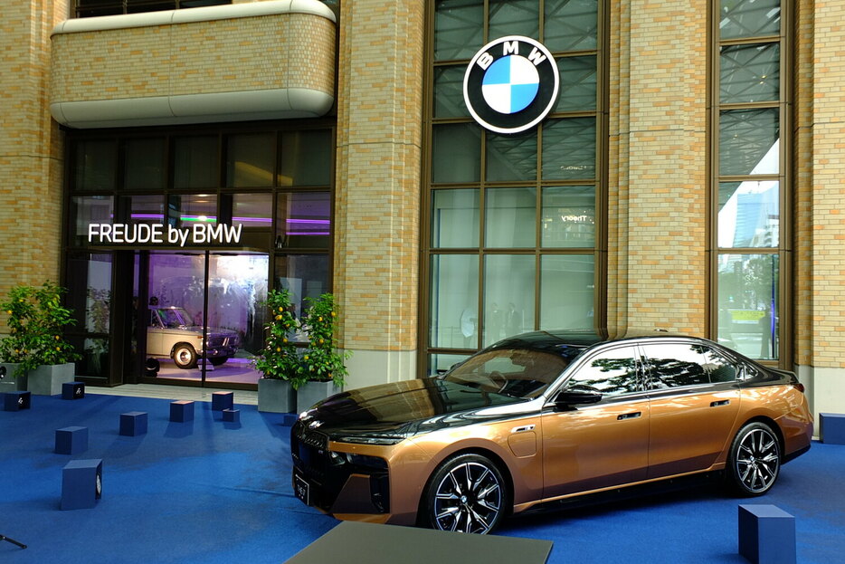 BMWが、初のブランドストアとなる「FREUDE by BMW」を、東京都・麻布台ヒルズにオープンした。