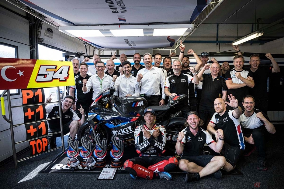 2024年シーズン第4戦エミリア・ロマーニャ決勝レースを制したトプラク・ラズガットリオグル選手（ROKiT BMW Motorrad WorldSBK Team）