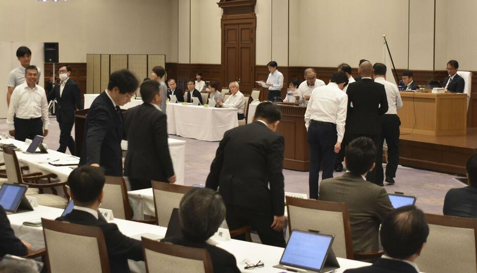 兵庫県議会での百条委員会の設置を問う採決で投票する議員ら＝13日午後、神戸市