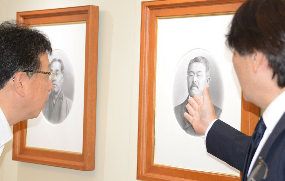「お札になった九州の偉人『北里柴三郎』『福澤諭吉』展」が熊本市の鶴屋百貨店で始まった。北里（右）と福澤のコンテ画（お札の原版彫刻の下図、複製）が２枚一緒に展示されるのは、全国初という＝１９日