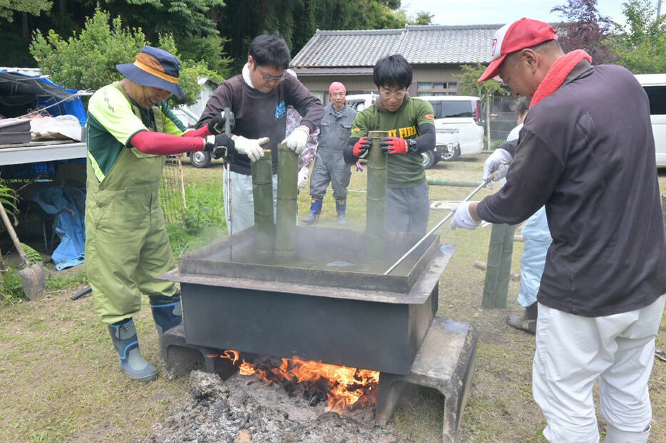 手筒花火に使う竹を熱湯で煮る愛好家ら＝湖西市新居町内山