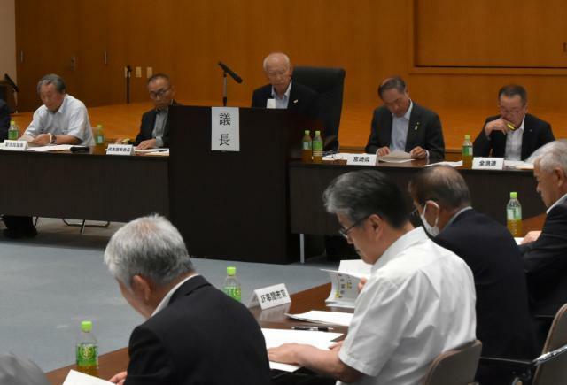 県一漁協設立に向けた特別決議を採択した県漁連の通常総会＝１４日午後、宮崎市・県水産会館