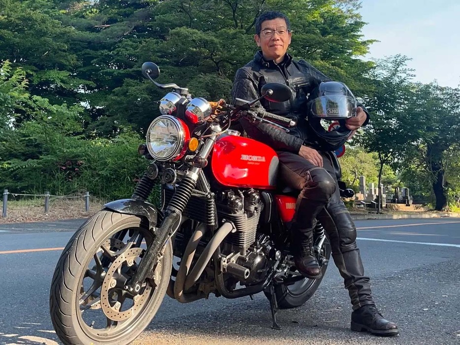 日本二輪車普及安全協会の小椋道生専務理事。バイクが安全で快適な社会を目指し尽力するかたわら、自身もライダーであり、プライベートではCB1100を愛車としてツーリングを楽しむ。