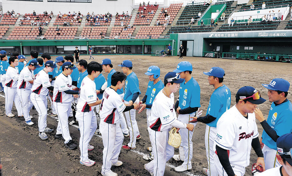 試合後に健闘をたたえ合う日本海選抜（青）と京畿道選抜（白）の選手＝高岡西部総合公園野球場