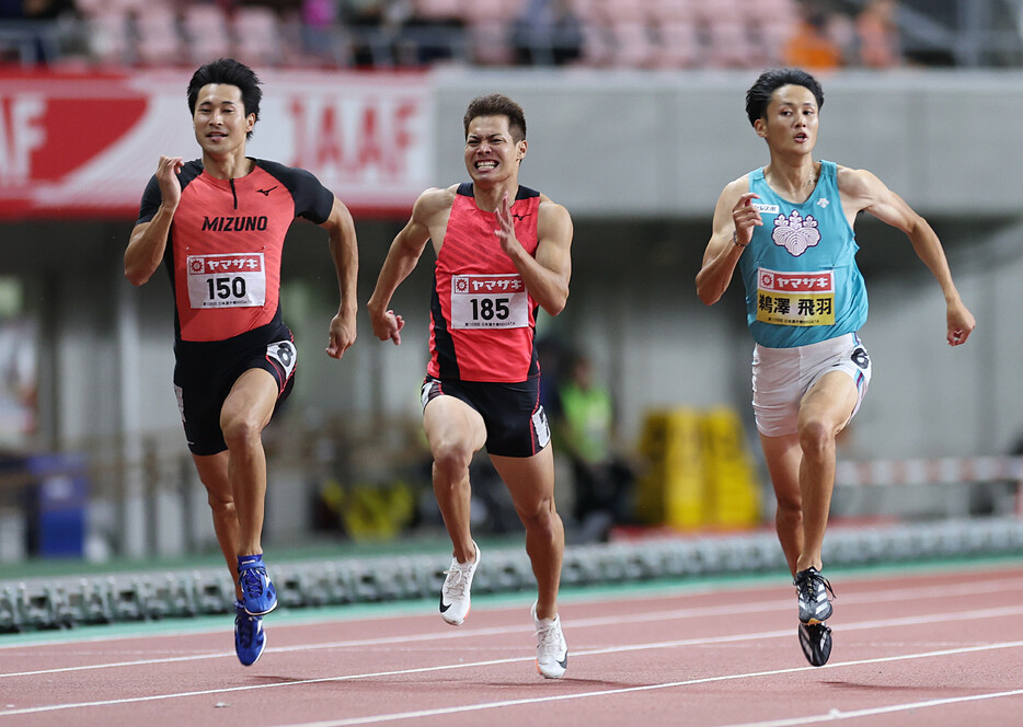 男子２００メートル決勝で力走する鵜沢飛羽（右端）ら＝２８日、新潟・デンカビッグスワンスタジアム