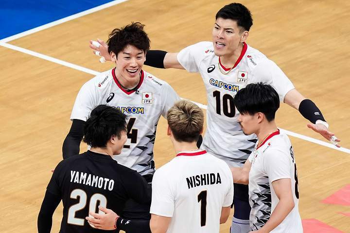 日本が２セットダウンから大逆転でフランスを下した。(C) Volleyball World