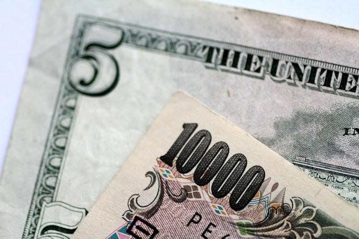 ６月２４日朝、神田真人財務官はドル円が１６０円目前まで円安が進行していることについて、急激な為替変動は国民経済に悪い影響があると述べ、為替介入を辞さない姿勢を繰り返した。写真はドルと円の紙幣。２０１７年６月撮影（２０２４年　ロイター／Thomas White）