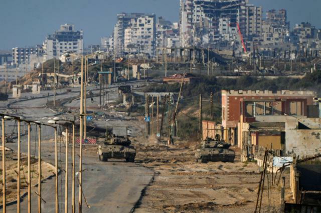 2024年6月26日、パレスチナ自治区ガザ中央部のワディ・ガザで活動するイスラエル軍の戦車=AP