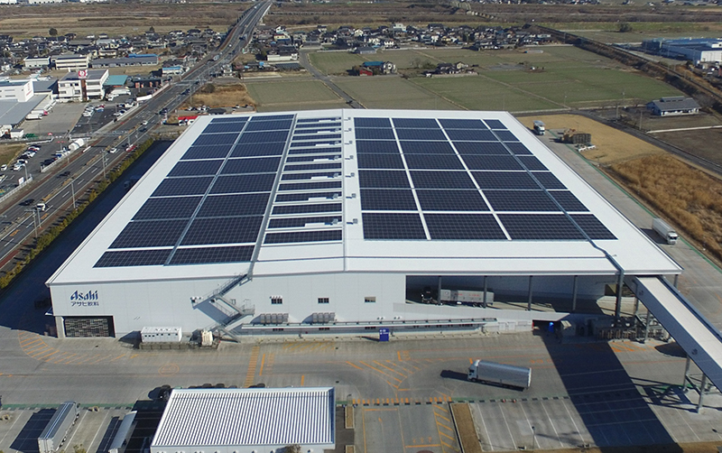 SMFLみらいパートナーズはアサヒ飲料群馬工場の屋根に太陽光パネルを設置し、電力を供給している