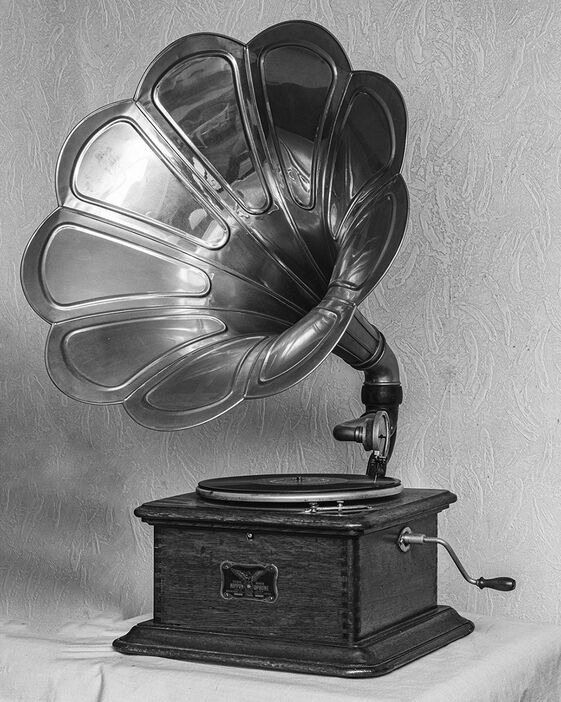 国産のラッパ型蓄音機「ニッポノホン35号」。ラッパが付いたものは初期のタイプで、明治後期から大正にかけて製造された