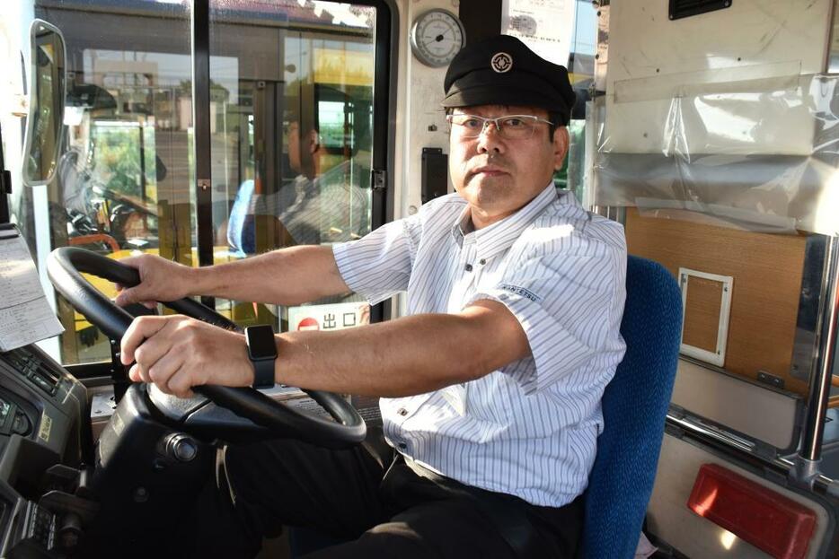 小学校の校長を退職し、バス運転手となった榎本裕基さん=潮来市洲崎