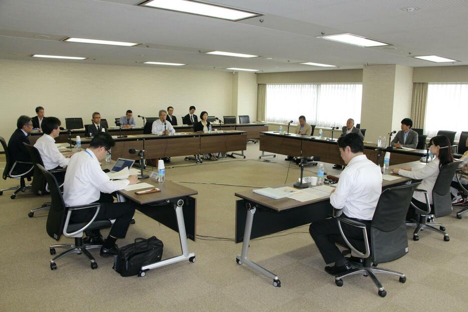 保護司に関する有識者検討会の第10回会合＝27日午前、法務省