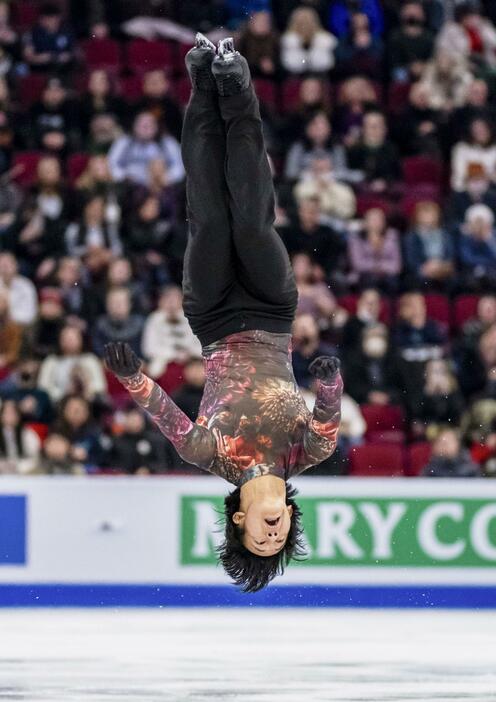 世界選手権の男子フリーで後方宙返りを披露するフランスのアダム・シアオイムファ＝3月、モントリオール（ゲッティ＝共同）