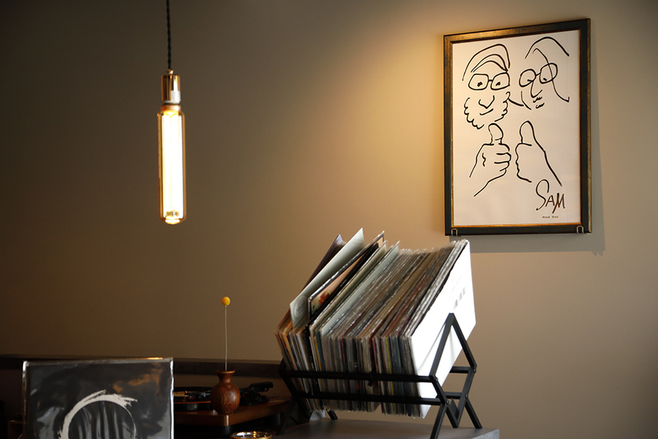 「レコードは目に入る様子もいいなと思って」と後藤さん。壁に掛けた絵は知人に描いてもらったもので、左がSAMさん