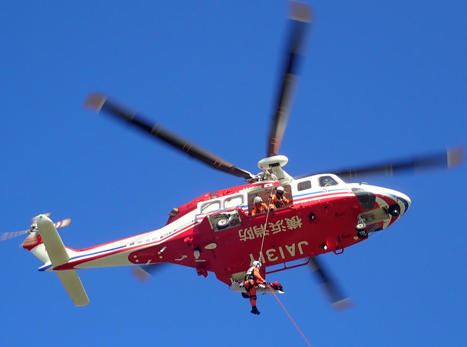 横浜市の消防ヘリ「はまちどり１」。特典では間近で救助訓練を見学できる（横浜市提供）
