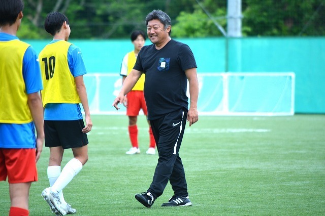 今年４月に、ふたば未来学園の監督に就任した朝岡氏。「この話を断ったら後悔するだろうなと思った」という。写真：松尾祐希