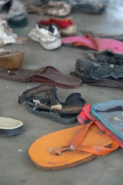 ルワンダ南部フエの遺骨発見現場から見つかった遺品のサンダル（共同）