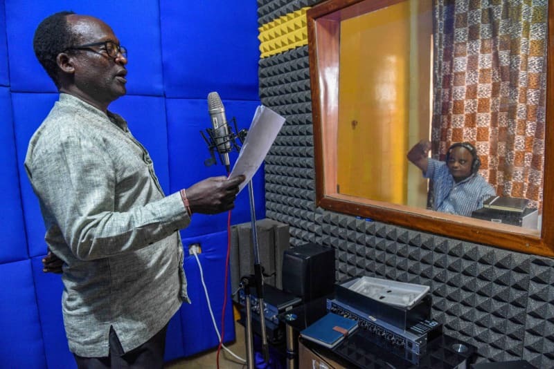 ラジオドラマの収録を再現するムサガラ・アンドレイさん（左）とルワンガ・ルクンドさん＝２０２４年４月３日、ルワンダの首都キガリ（中野智明氏撮影・共同）