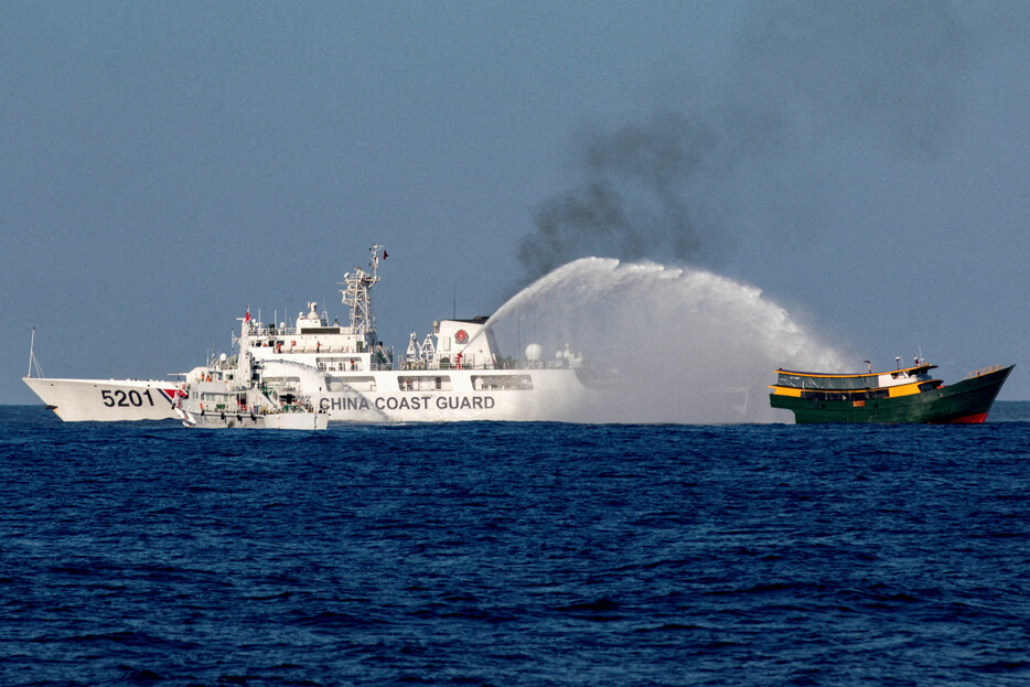 中国海警局の法執行手続きに関する新規定が１５日、施行された。写真は、南シナ海アユンギン（中国名・仁愛）礁近海で、フィリピンの補給船に放水する中国海警局の船舶＝３月５日撮影