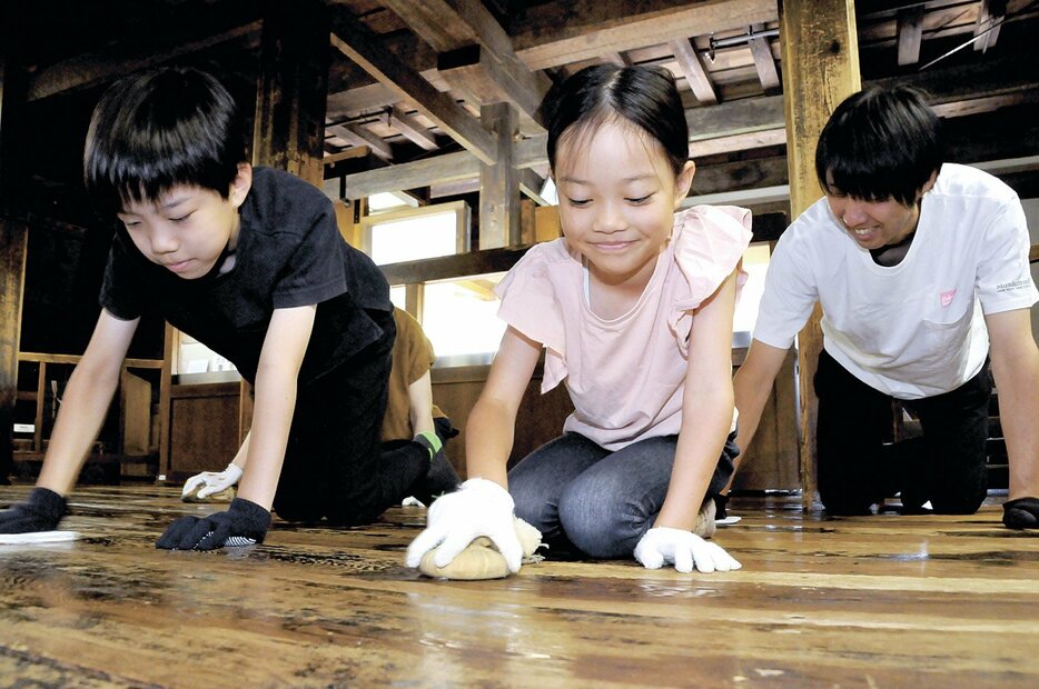 天守の床を磨く子供たち