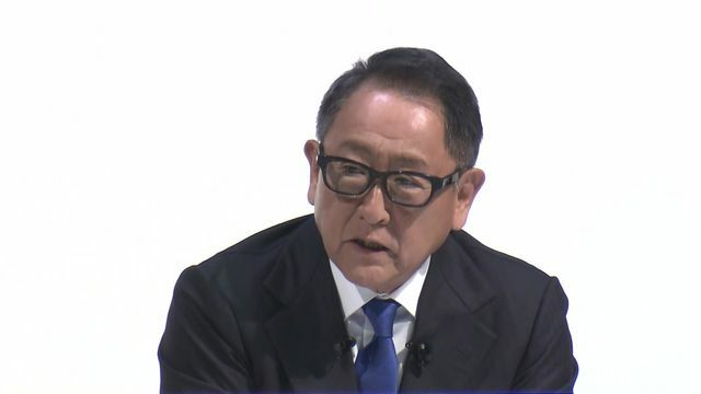 記者会見で認証不正発覚について説明するトヨタ自動車の豊田章男会長（3日）