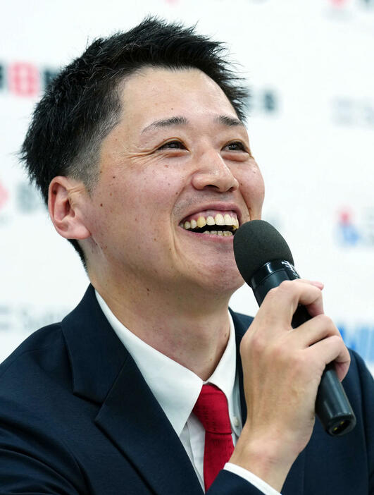 記者の質問に笑顔で答えるバスケットボール女子日本代表の恩塚HC（撮影・たえ見朱実）