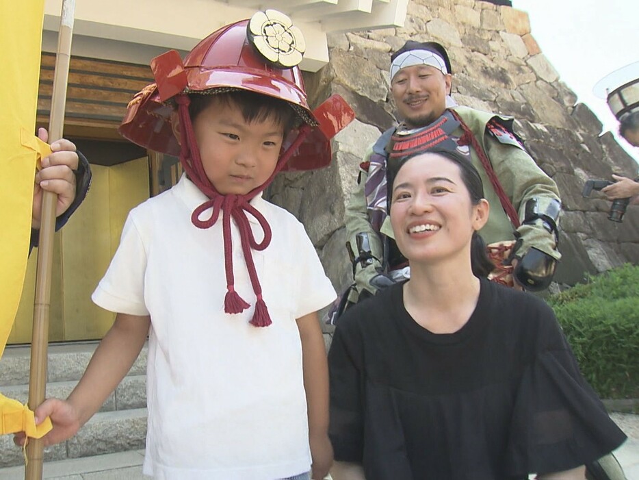 200万人目の来場者となった岡山由美子さんと輝京くん