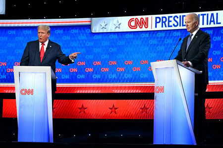 ２７日、米ジョージア州アトランタで、大統領選の第１回候補者テレビ討論会のステージに立つバイデン大統領（右）とトランプ前大統領（ＡＦＰ時事）