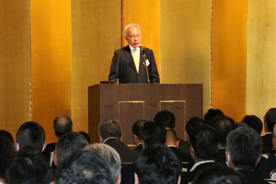 あいさつするマルイ協力会の牧野会長