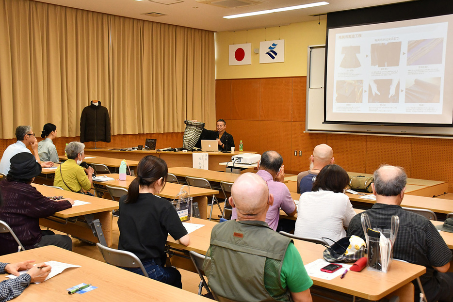 元允謙さんの講演に耳を傾ける受講者ら＝8日、鹿児島県奄美市