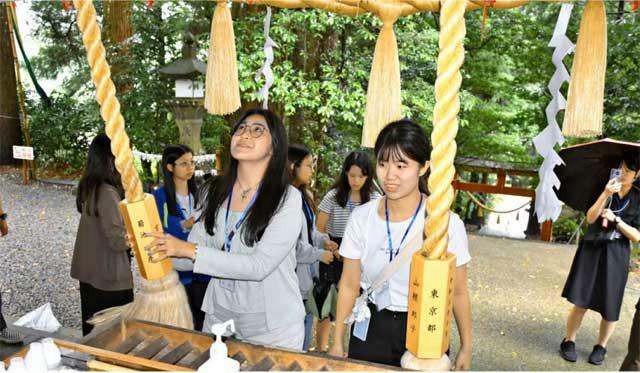 祇園神社を参拝する台湾・静宜大の学生ら＝２７日午後、五ケ瀬町鞍岡