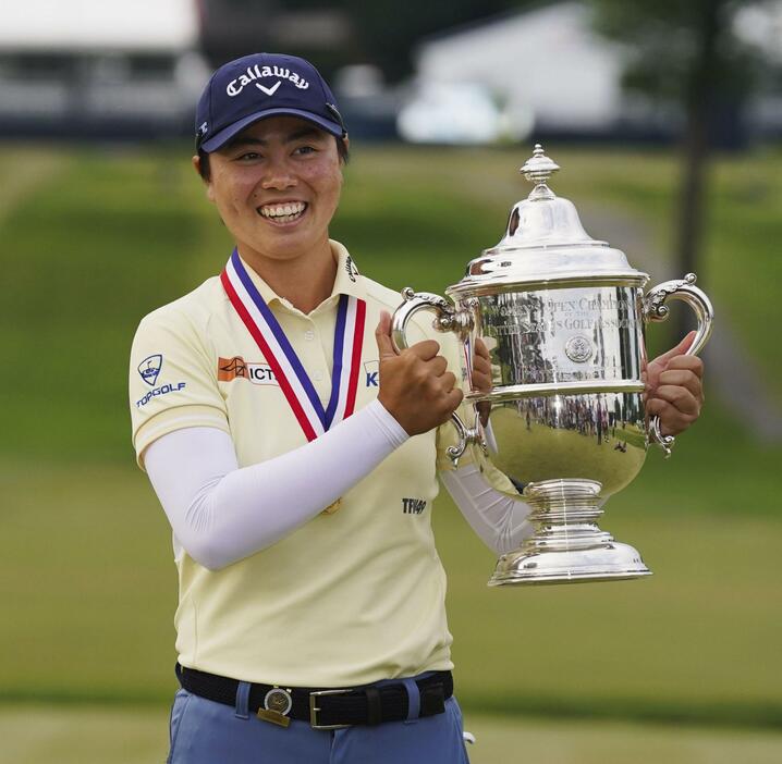 ゴルフの全米女子オープン選手権で優勝し、トロフィーを手に笑顔を見せる笹生優花。日本勢初のメジャー通算2勝目を挙げた＝2日、米ペンシルベニア州のランカスターCC（共同）