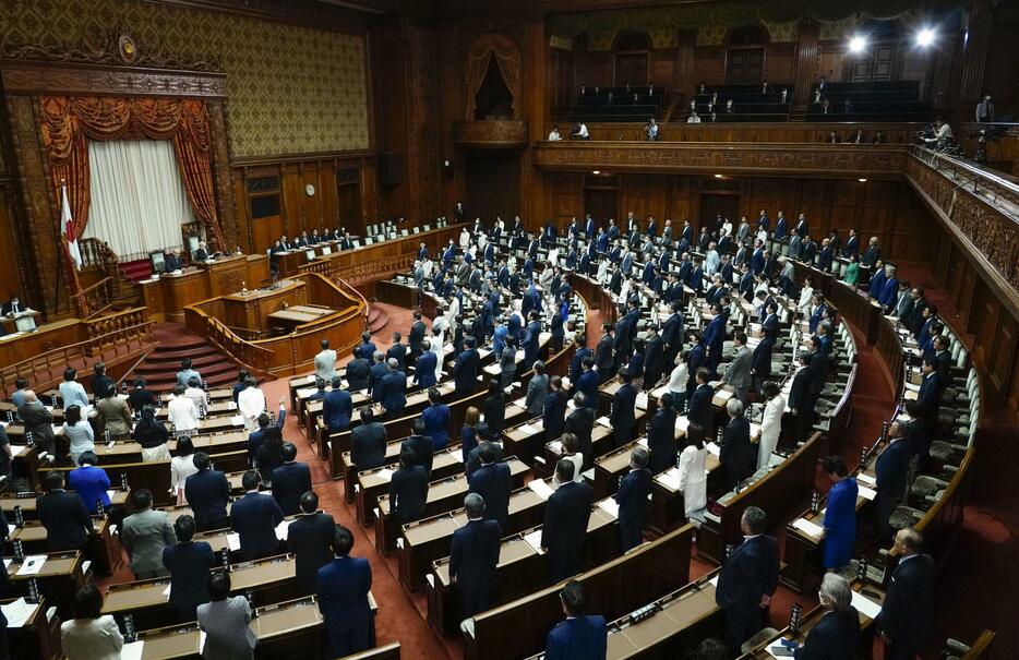 建設業の担い手確保を目指す改正法が可決、成立した参院本会議＝7日午前