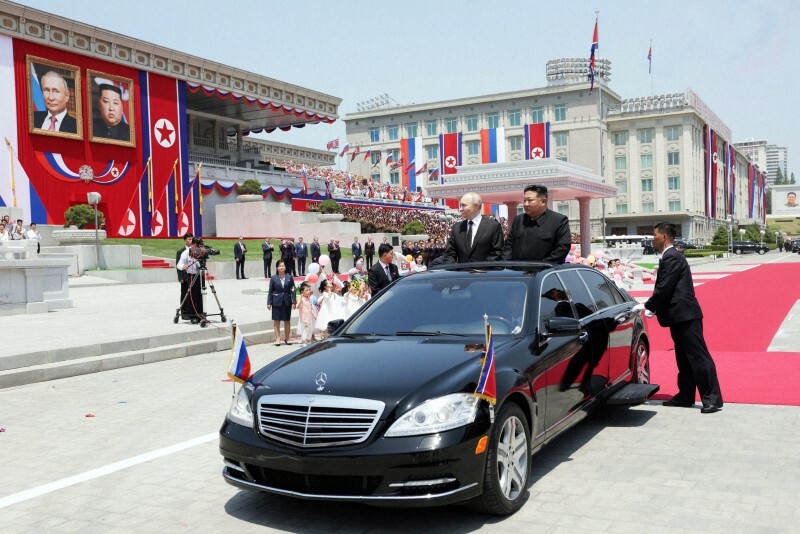 北朝鮮の歓迎式典に臨むロシアのプーチン大統領と金正恩朝鮮労働党総書記。両首脳が乗る高級車はドイツ製のメルセデス・ベンツだ＝平壌で2024年6月19日、スプートニク通信・ロイター