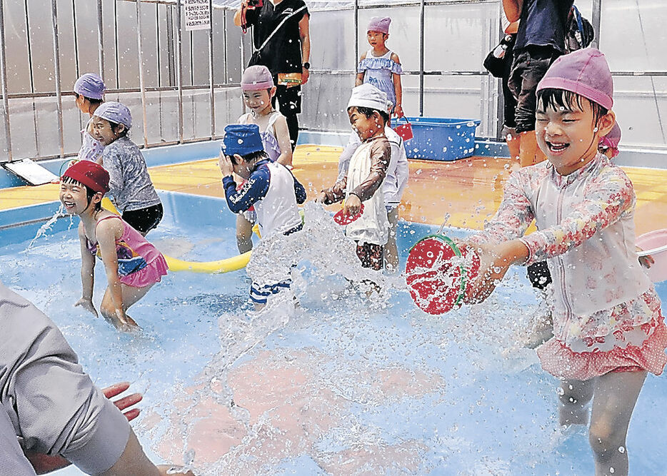 水遊びを楽しむ園児＝富山市草島の晴雲幼稚園