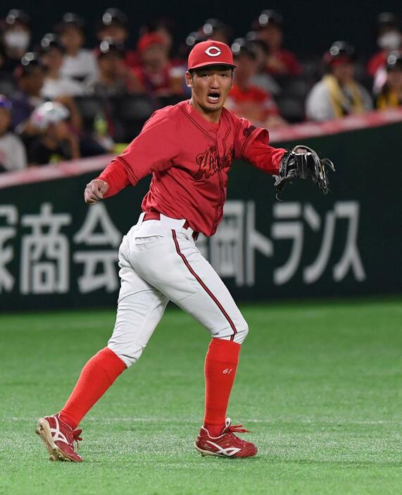 　３回、矢野は佐藤直の打球を一塁へ悪送球する（撮影・市尻達拡）
