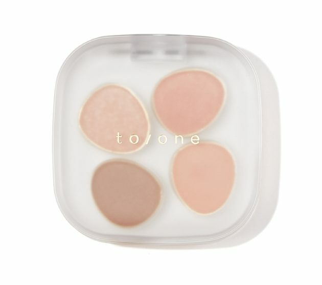 to/one ペタル フロート アイパレット 01 4,180円（トーン TEL.03・5774・5565）