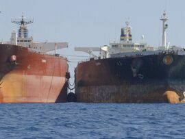 タンカー「ロボン」（左）と「シンバ」（ギリシャのラコニア湾にて、2023年９月19日）