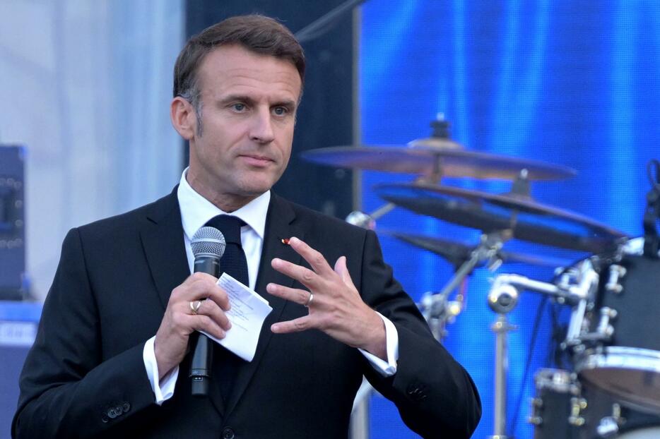 音楽イベントで話すフランスのマクロン大統領＝21日、パリ（ロイター＝共同）