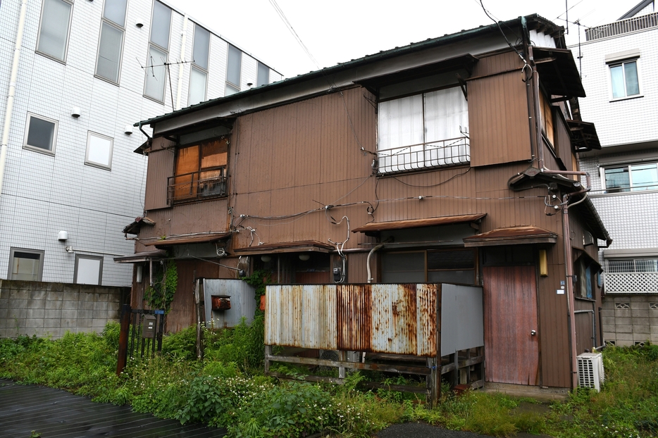 東京都大田区の住宅地に建つ空き家