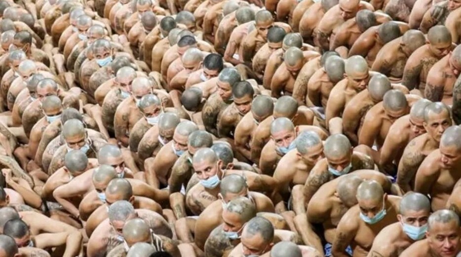 エルサルバドル政府が公開した画像には列をなす大勢の囚人たちが映っている（Foto: Reprodução/Twitter/PresidenciaSV）