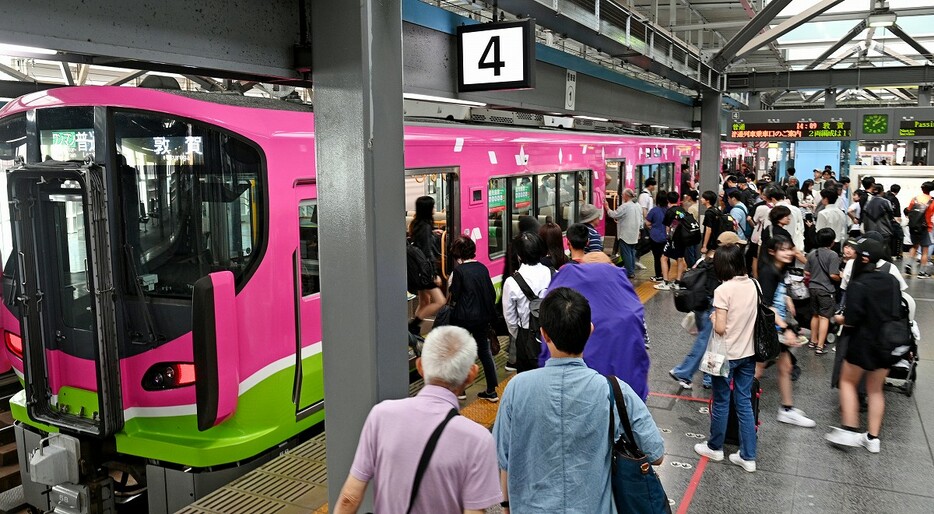 福井県民や観光客で混み合うハピラインふくいのホーム＝6月15日、福井駅