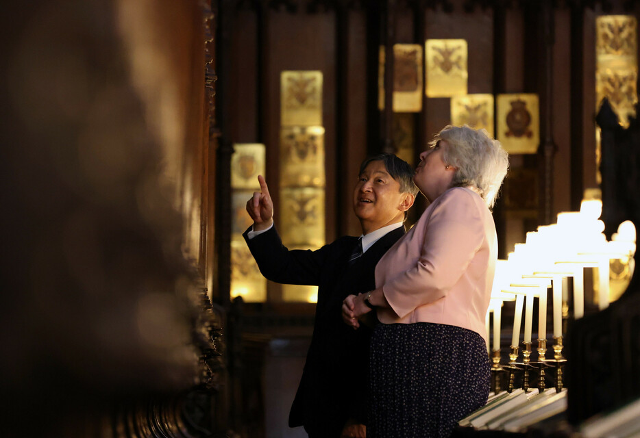 礼拝堂内を見学される天皇陛下＝２７日午後、ロンドン近郊のウィンザー城（代表撮影）