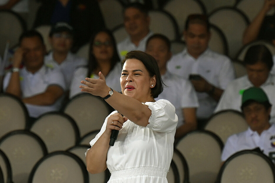 フィリピン大統領府は１９日、サラ・ドゥテルテ副大統領（写真）が兼務する教育相に関し、マルコス大統領に辞表を提出し受理されたと発表した＝１月２８日撮影