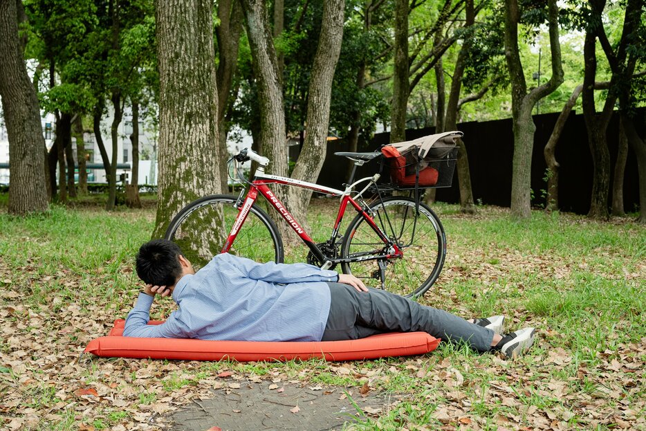 自転車で旅に出る際はほぼ野宿で乗り切るろっさん。体が元気なうちに、働かずにできるだけ遊んで暮らしたいという