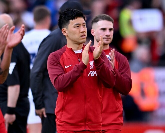 少年のキックに遠藤も大興奮だった。(C)Getty Images