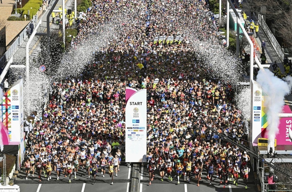 東京マラソンで都庁前を一斉にスタートするランナー＝3月3日、東京都新宿区（代表撮影）