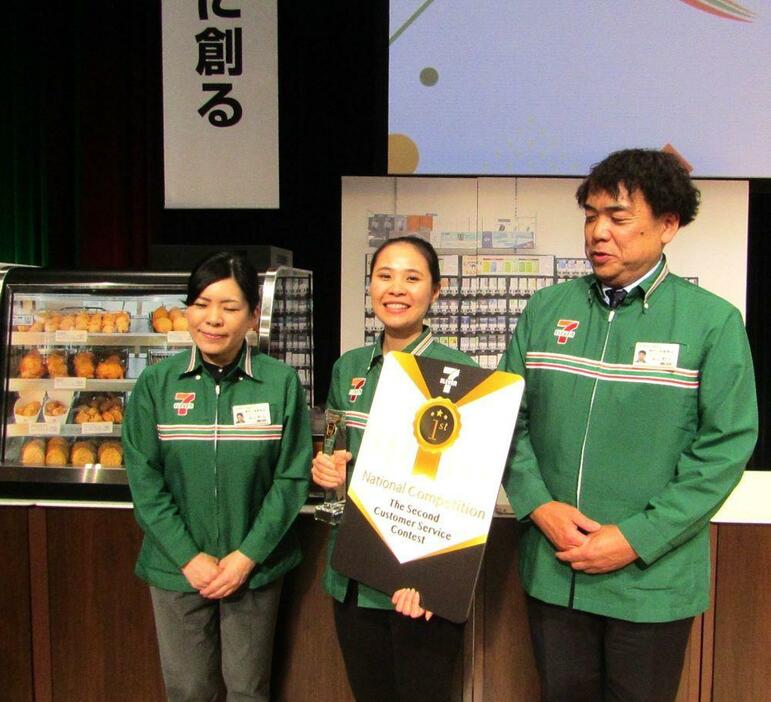 レ ティ フン タオさんと神戸三宮駅南店オーナー（両端）