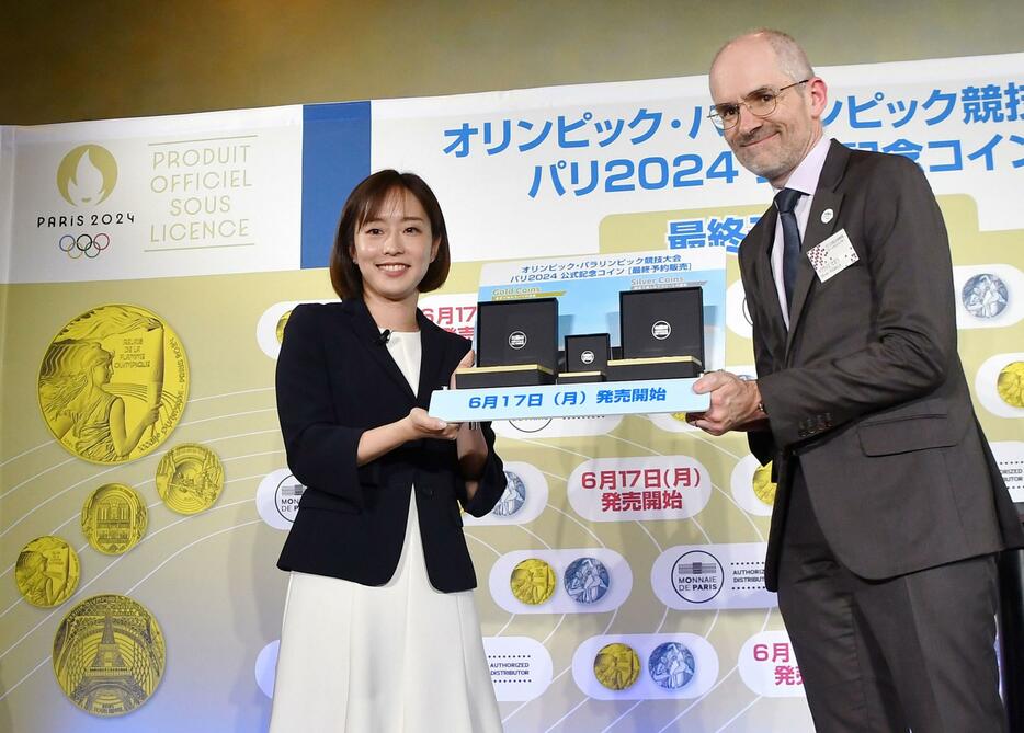 パリ五輪・パラリンピックの公式記念コインを贈呈される石川佳純さん（左）＝12日午後、東京都港区