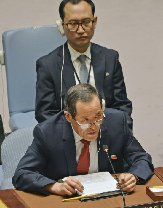 国連安全保障理事会の緊急会合で発言する北朝鮮の金星国連大使（手前）＝28日、米ニューヨークの国連本部（共同）
